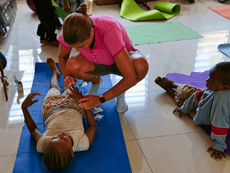 Ein Kind in Kenia erhält eine Akupunktur Behandlung.